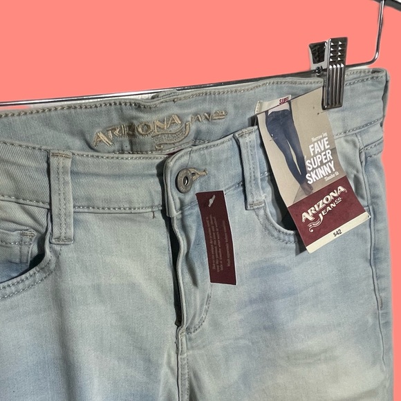 ARIZONA JEAN CO. NEW W/TAGS Ripped/distressed jeans (NWT) - Picture 3 of 8